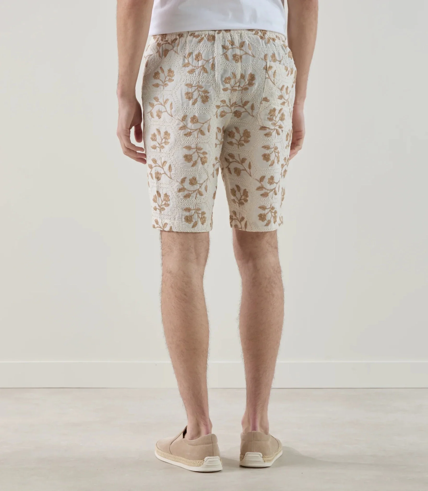 Bermuda avec taille élastiquée beige - Image 4