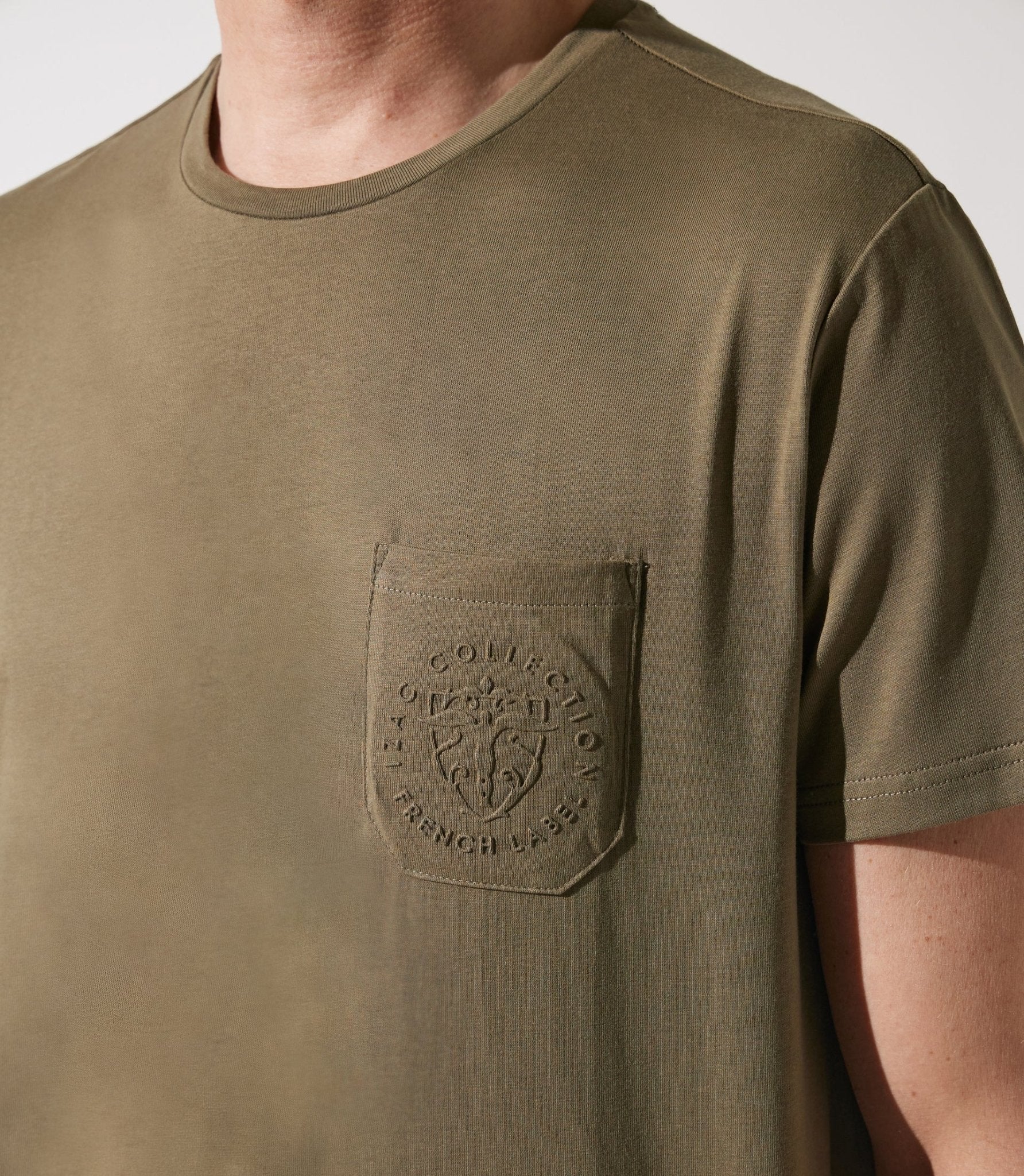 T-shirt col rond poche logo kaki GABRIEL - Image 2