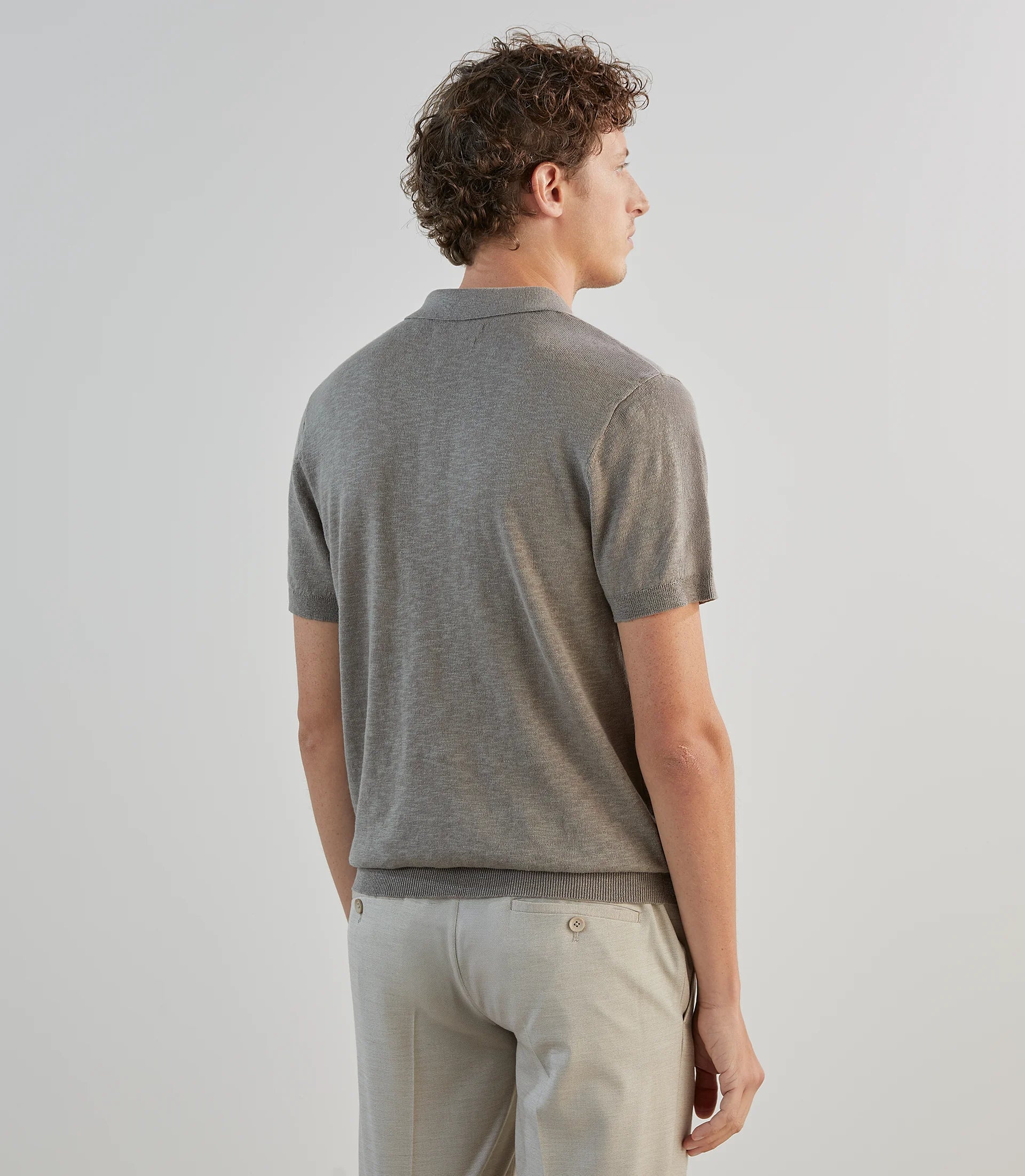Polo à col ouvert en maille taupe - Image 3