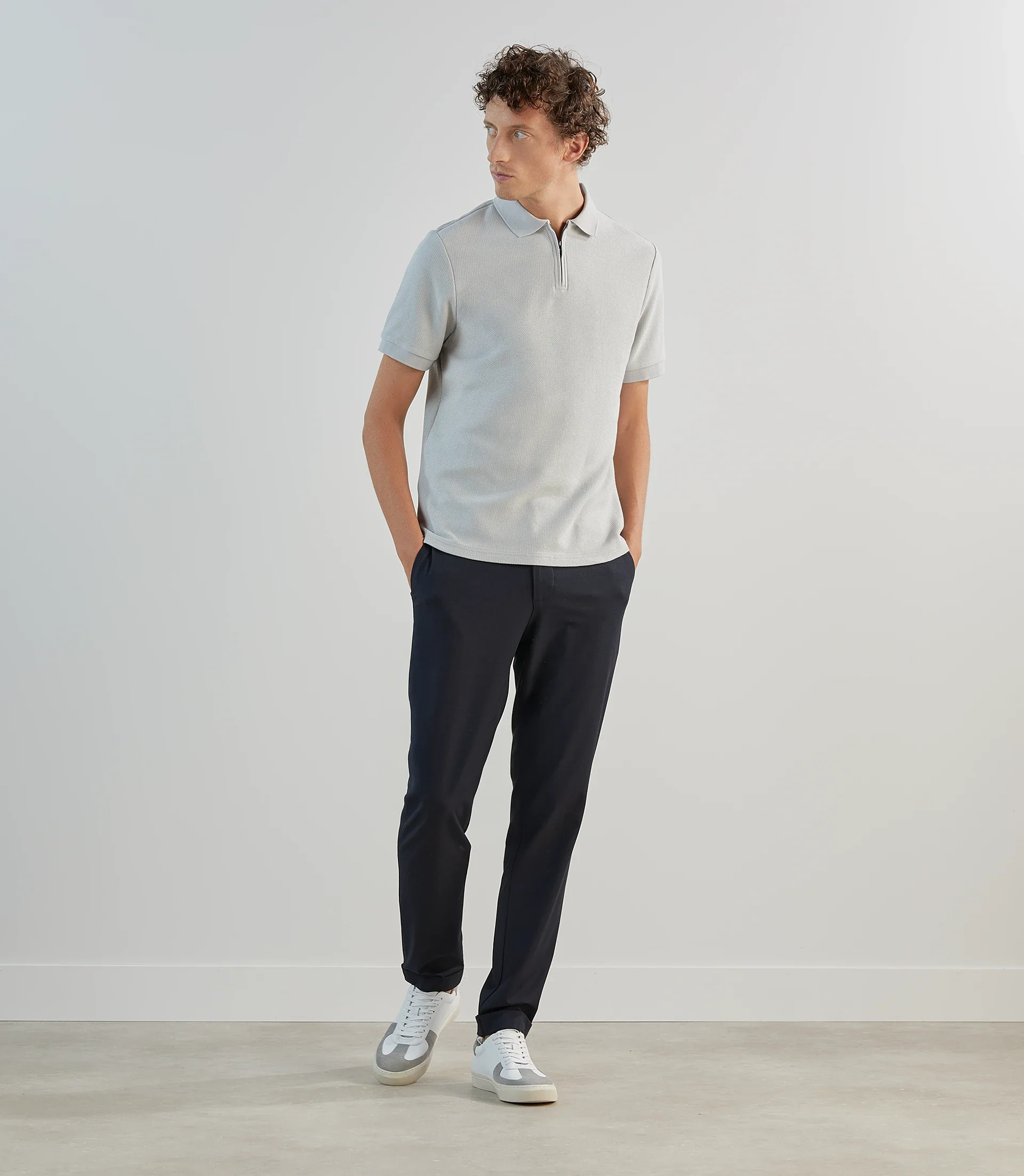 Polo col zip en jeu de points gris clair - Image 3