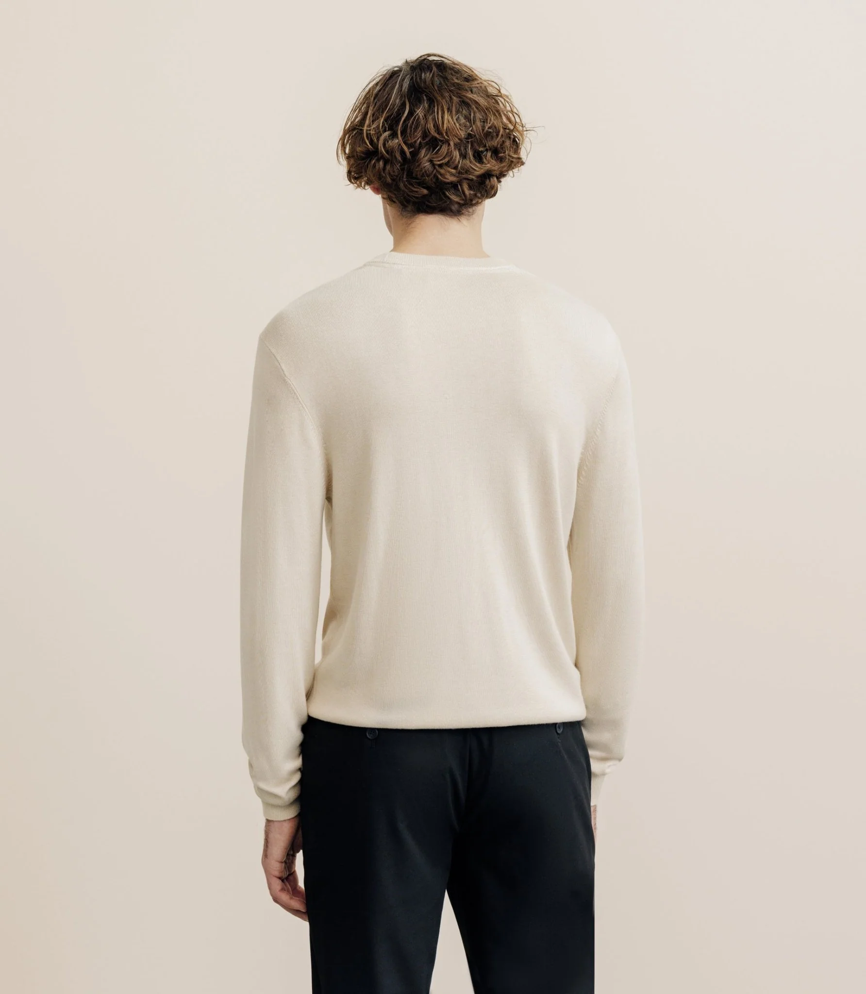Pull col rond en soie beige clair - Image 4