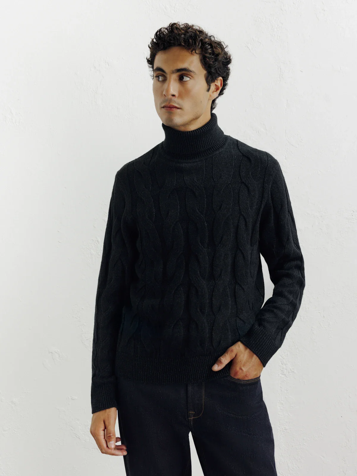 Pull col roulé torsadé noir