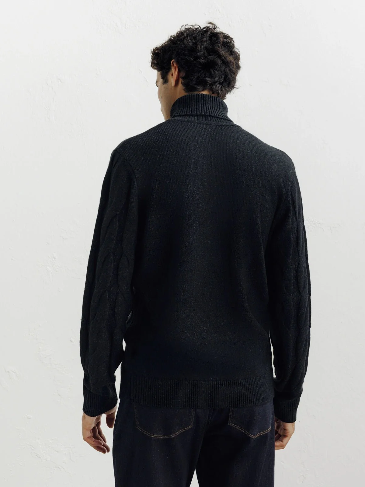 Pull col roulé torsadé noir - Image 4