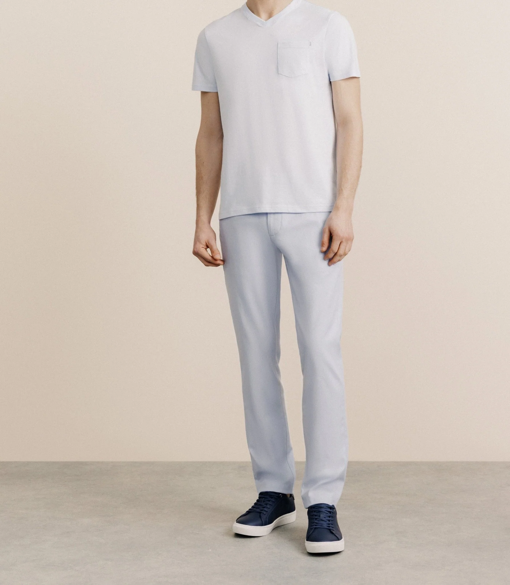 T-shirt col V avec poche bleu ciel - Image 3