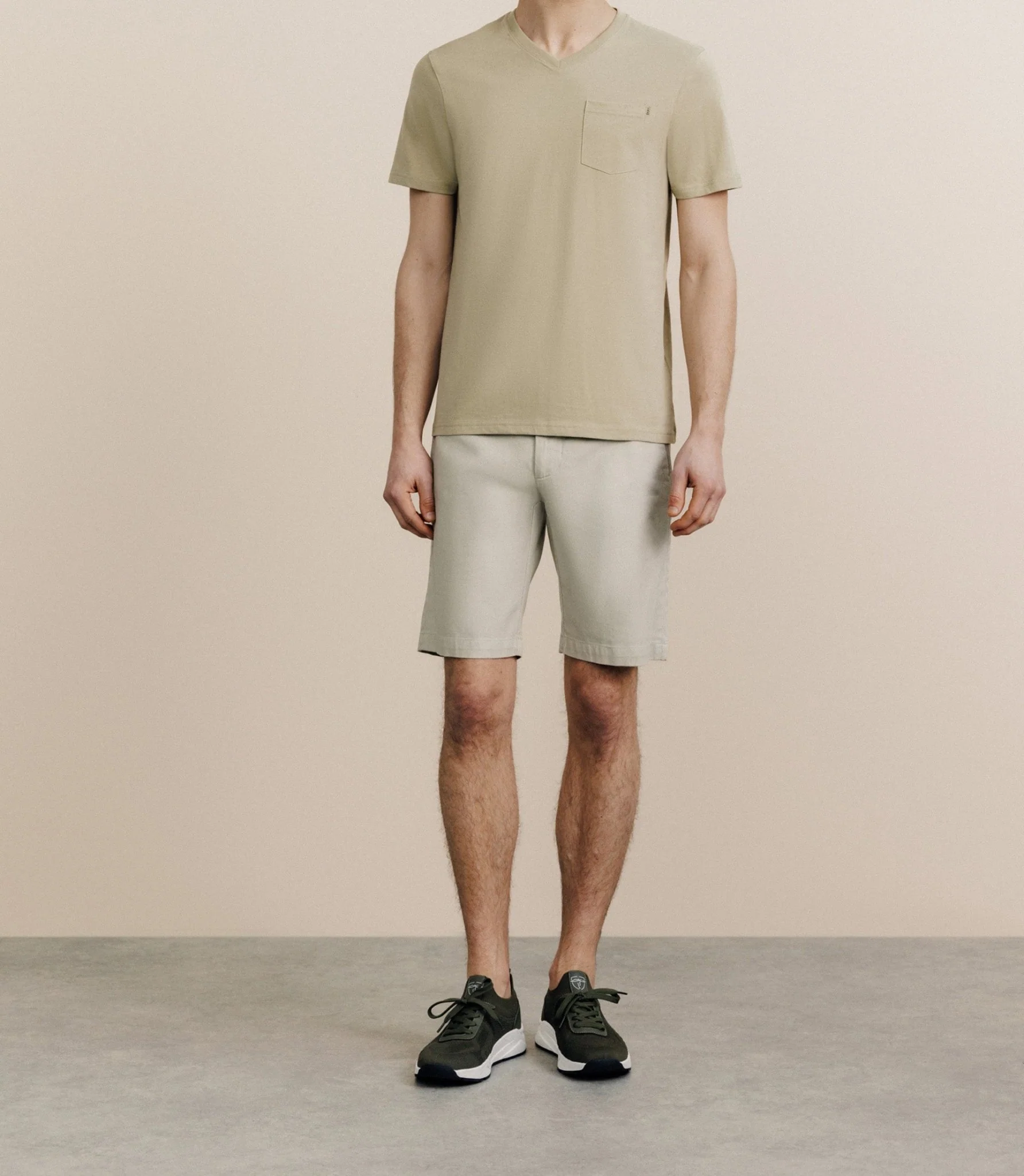T-shirt col V avec poche kaki - Image 3
