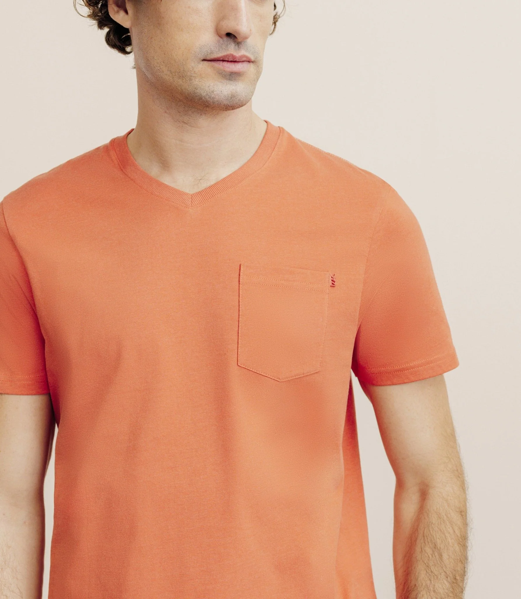 T-shirt col V avec poche orange - Image 2
